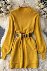 Robe courte en tricot à manches bouffantes et ceinture